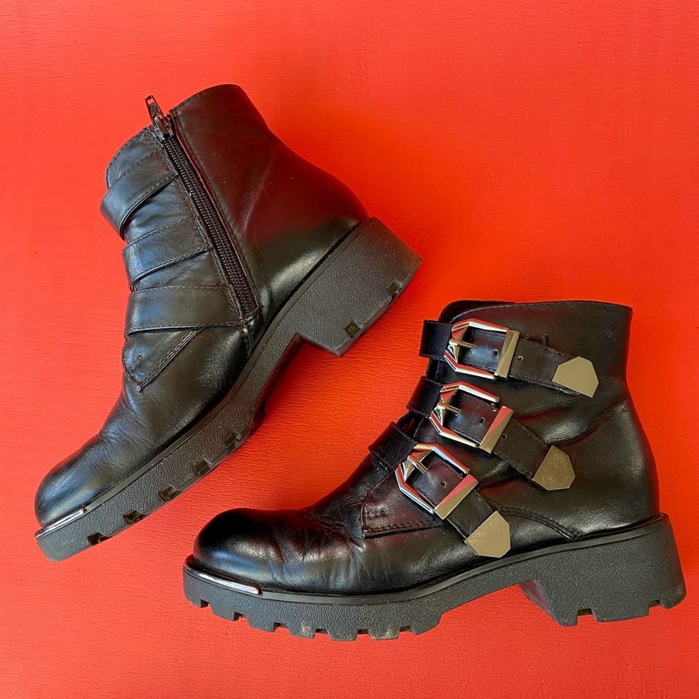 Teenmix black leather boots with metal buckle